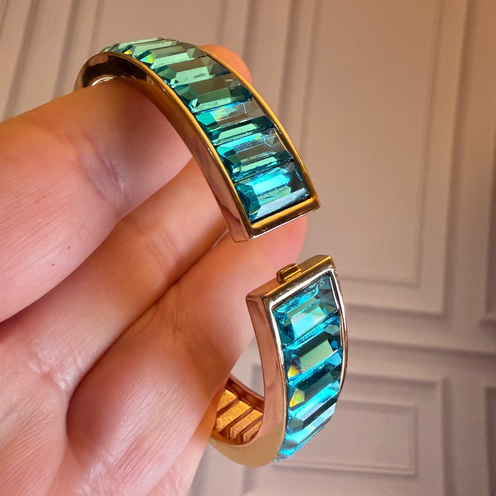 Sparkles! Blue Crystal Emerald Cut Hinged Bangle Bracelet Gold Tone Heidi Daus - Picture 3 of 5